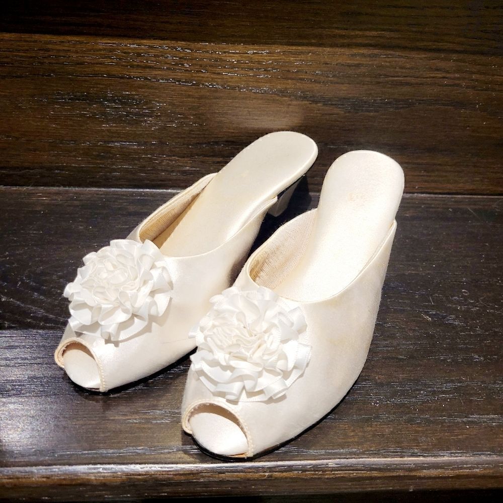 2/$20 Vintage 90s Pearl White Flower Heels Shoes Size: 5US